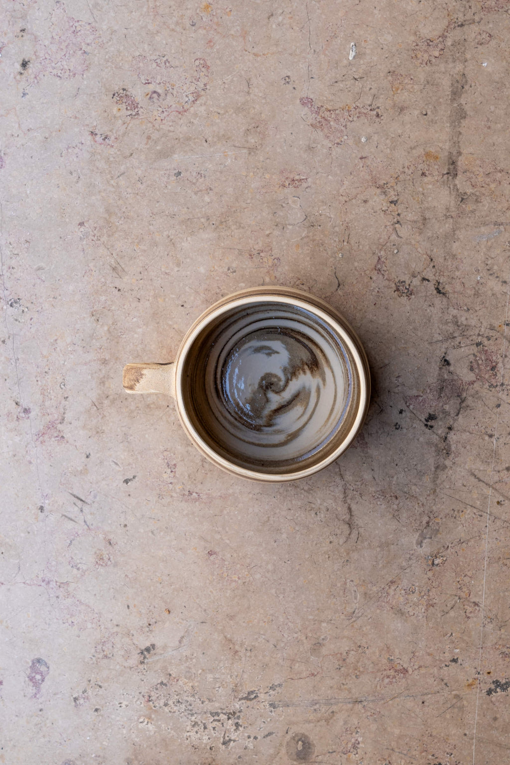 Tasse avec anse en grès marbré – Fabrication artisanale strasbourgeoise