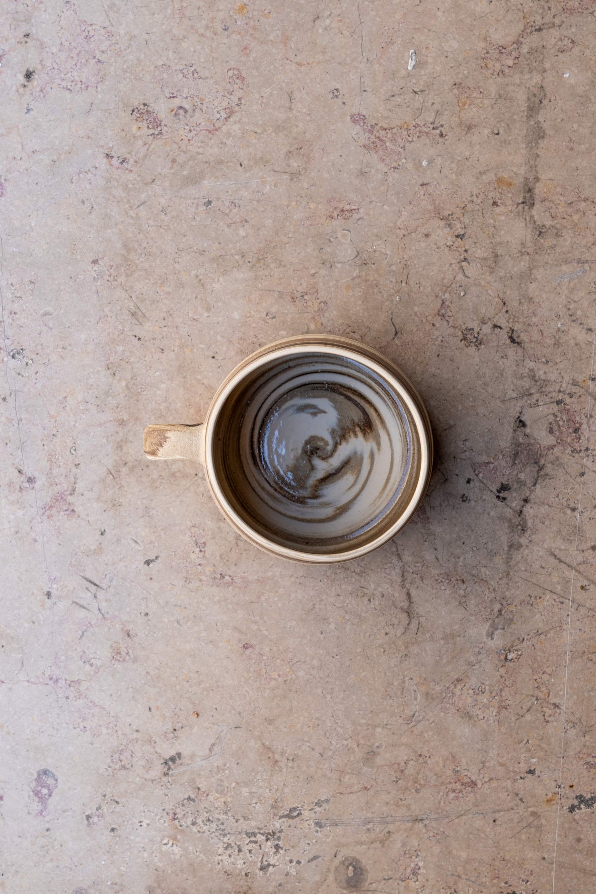 Tasse avec anse en grès marbré – Fabrication artisanale strasbourgeoise