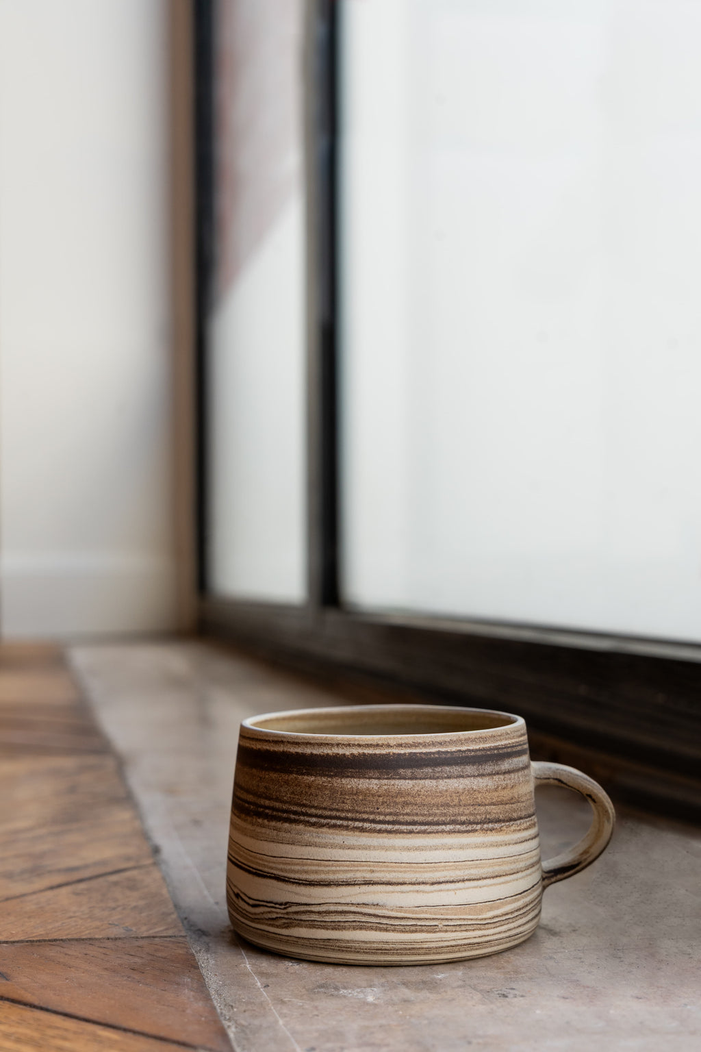 Tasse avec anse en grès marbré – Fabrication artisanale strasbourgeoise