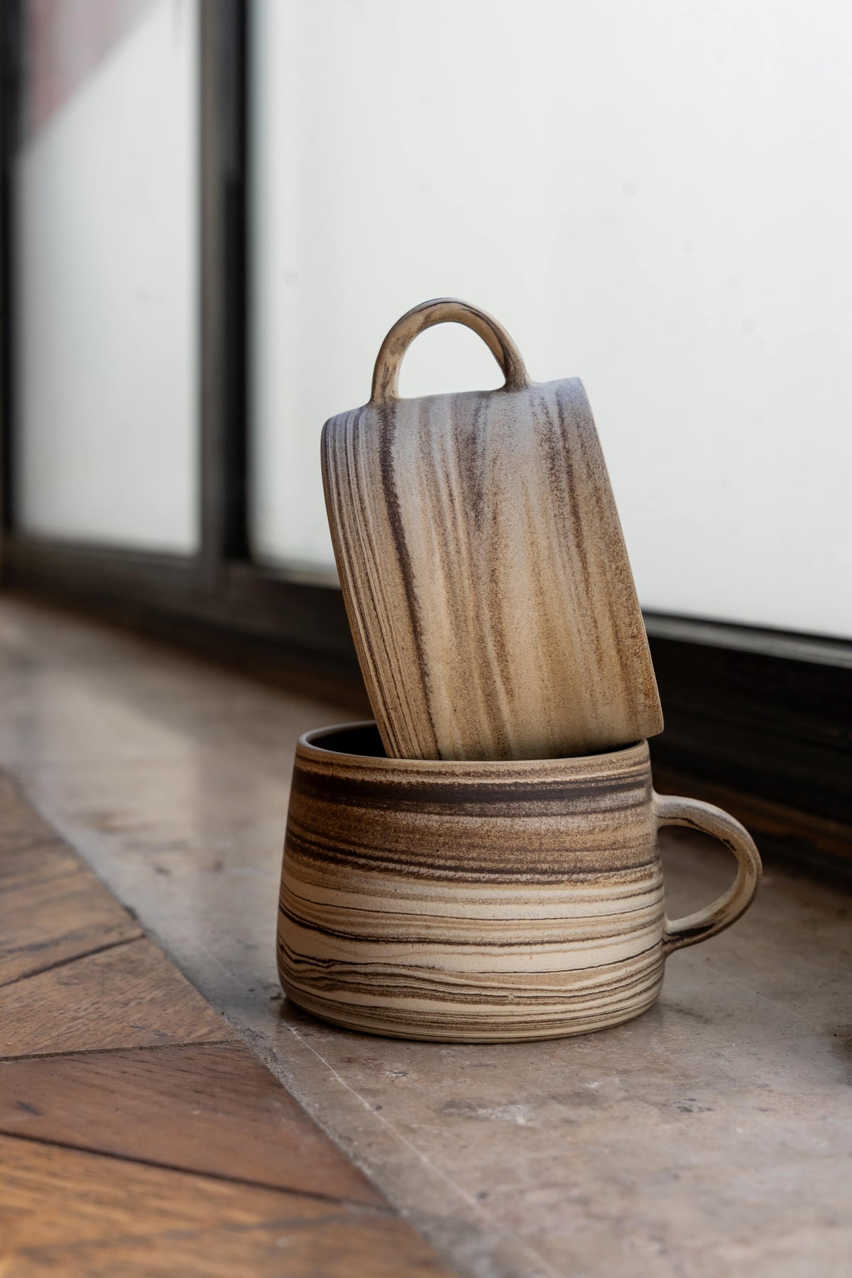 Tasse avec anse en grès marbré – Fabrication artisanale strasbourgeoise Image principale du produit
