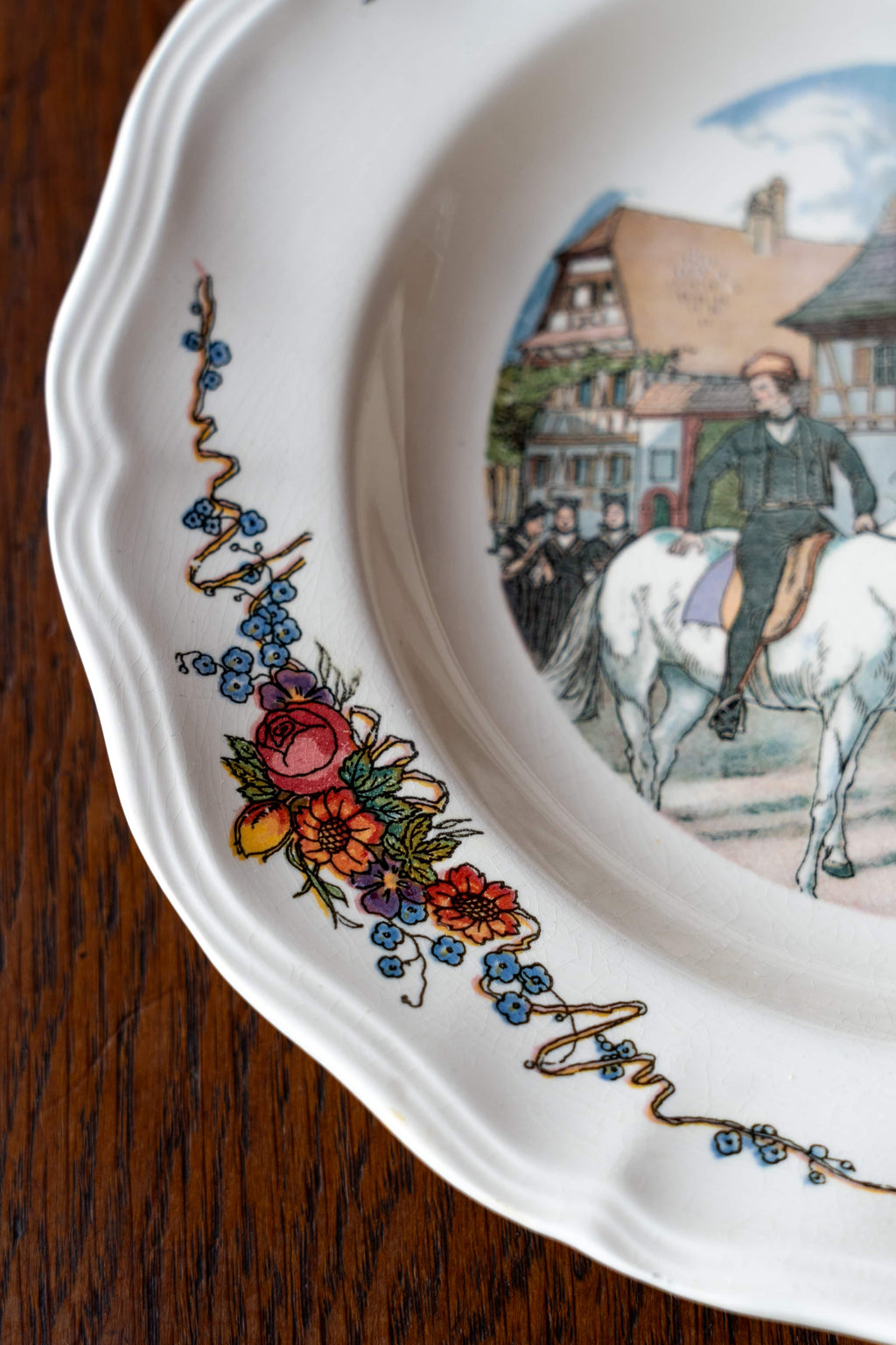 Assiette Obernai — « Le passage des cavaliers » — Henri Loux