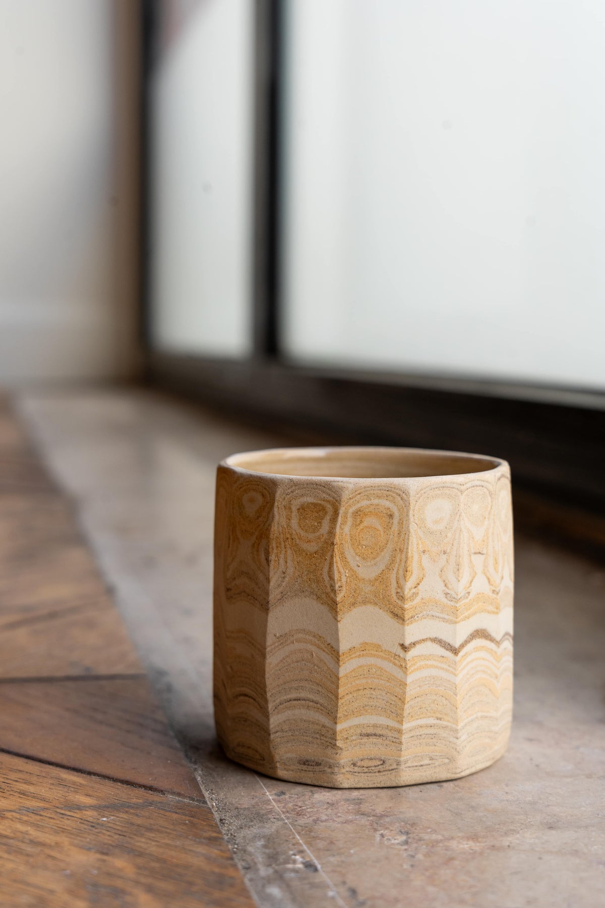 Petite tasse à facettes en grès mêlé – Fabrication artisanale strasbourgeoise