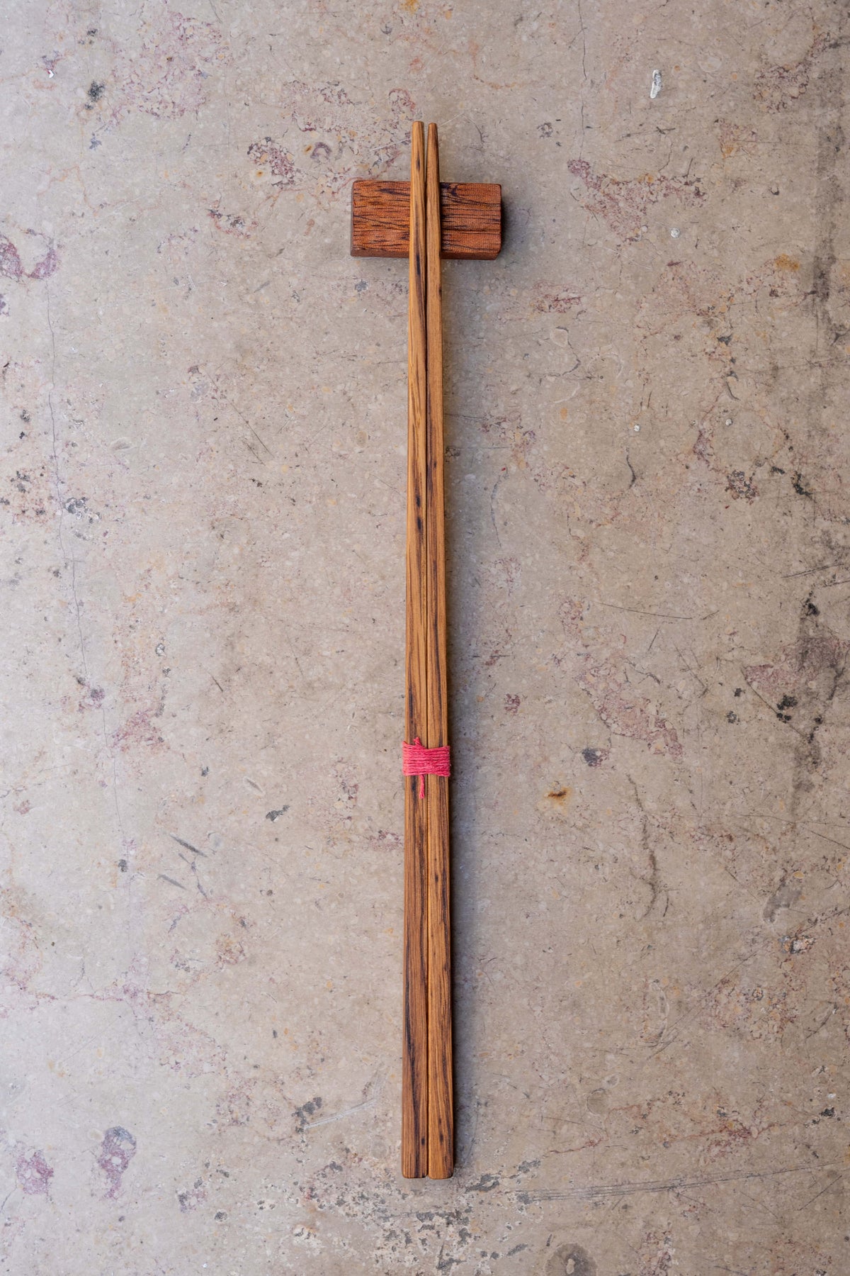 Set baguettes en bois avec repose-baguette Image principale du produit