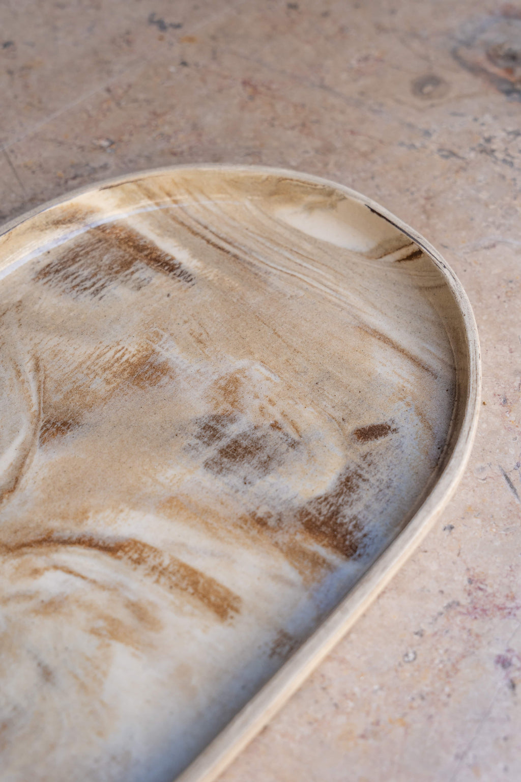Plat en grès marbré – Fabrication artisanale strasbourgeoise